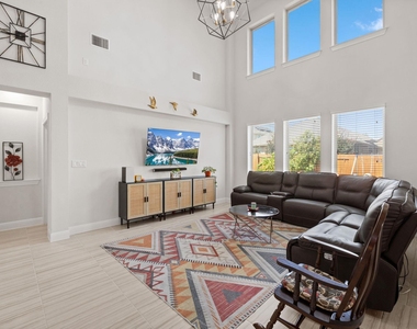 724 Pioneer Grv - Photo Thumbnail 16