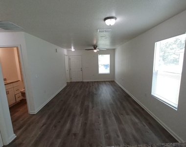 618 Hannah Street - Photo Thumbnail 2