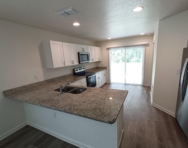 618 Hannah Street - Photo Thumbnail 3