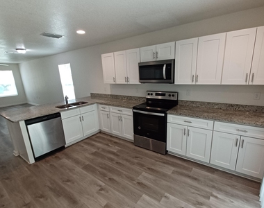 618 Hannah Street - Photo Thumbnail 6