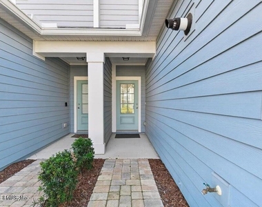 260 Brandon Lakes Drive - Photo Thumbnail 7