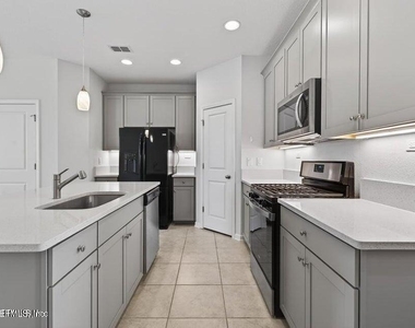 260 Brandon Lakes Drive - Photo Thumbnail 11