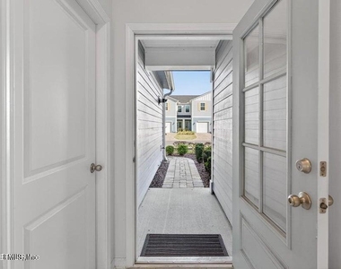 260 Brandon Lakes Drive - Photo Thumbnail 9