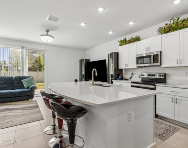 348 Anthony Drive - Photo Thumbnail 2