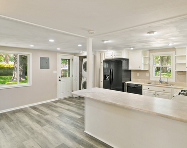 502 E High Street - Photo Thumbnail 4