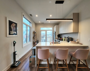 1348 W Roscoe Street - Photo Thumbnail 3