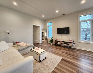 1348 W Roscoe Street - Photo Thumbnail 8