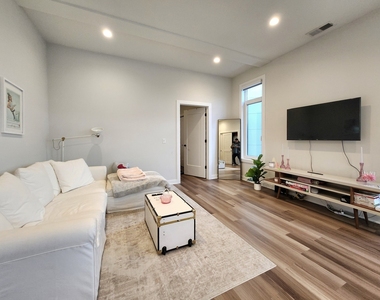1348 W Roscoe Street - Photo Thumbnail 9