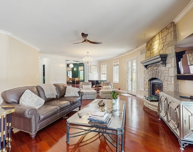 570 Hathaway Circle - Photo Thumbnail 3