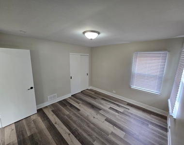 5522 Pershing Avenue - Photo Thumbnail 8