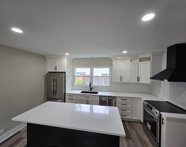 5522 Pershing Avenue - Photo Thumbnail 7