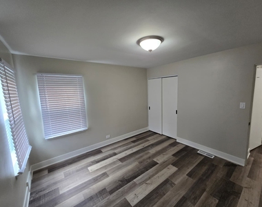 5522 Pershing Avenue - Photo Thumbnail 10