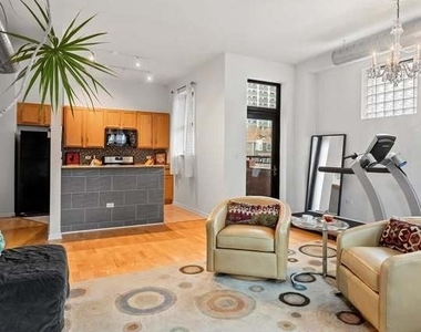 950 W Leland Avenue - Photo Thumbnail 1