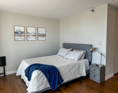 1122 N Clark Street - Photo Thumbnail 4