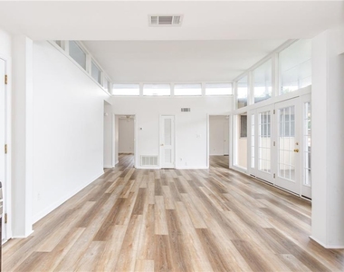 346 Carpenter Drive - Photo Thumbnail 12