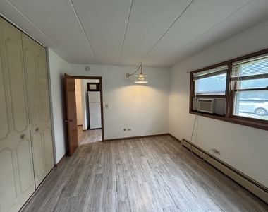 581 Burlington Avenue - Photo Thumbnail 6