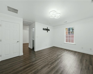 226 Thornton Street Sw - Photo Thumbnail 3