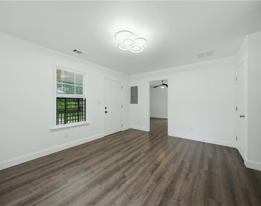 226 Thornton Street Sw - Photo Thumbnail 4