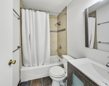 211 E Ohio Street - Photo Thumbnail 18