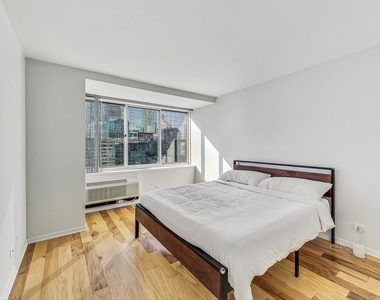 211 E Ohio Street - Photo Thumbnail 15