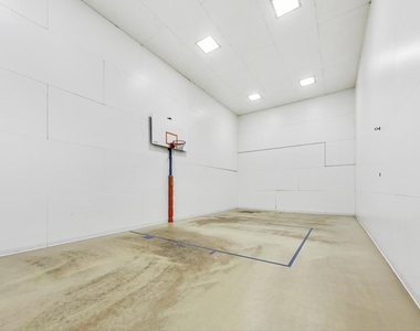 211 E Ohio Street - Photo Thumbnail 30