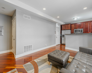 906 W Winona Street - Photo Thumbnail 3