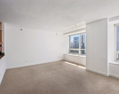 512 N Mcclurg Court - Photo Thumbnail 4