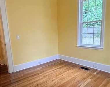 403 E Elm Street - Photo Thumbnail 12