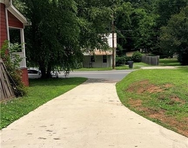 403 E Elm Street - Photo Thumbnail 19