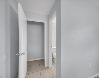1527 Gardenia Avenue - Photo Thumbnail 25