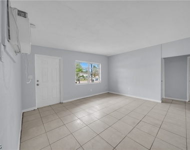 1527 Gardenia Avenue - Photo Thumbnail 10