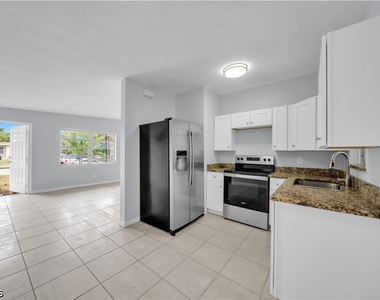 1527 Gardenia Avenue - Photo Thumbnail 8