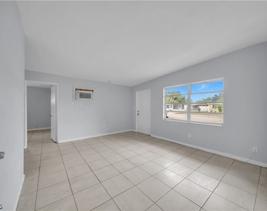 1527 Gardenia Avenue - Photo Thumbnail 15