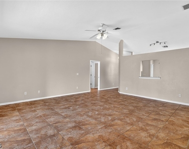 903 Se 5th Avenue - Photo Thumbnail 2