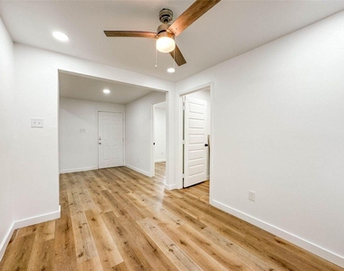 2223 San Antonio - Photo Thumbnail 4