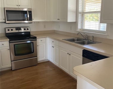 2136 Nw 22nd Place - Photo Thumbnail 6