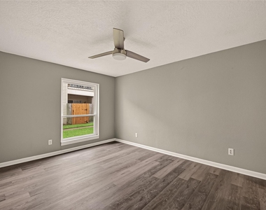 7600 Emmett F Lowry Expressway - Photo Thumbnail 14