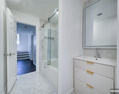 217 Heywood - Photo Thumbnail 15