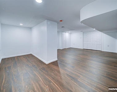 217 Heywood - Photo Thumbnail 11