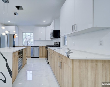 217 Heywood - Photo Thumbnail 4