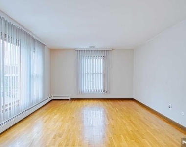 44 Newcomb - Photo Thumbnail 1