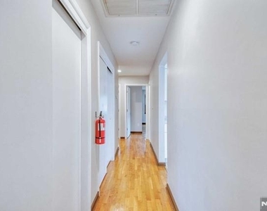 44 Newcomb - Photo Thumbnail 3
