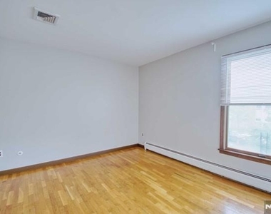 44 Newcomb - Photo Thumbnail 5