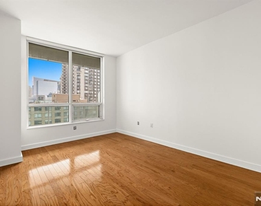 20 Newport - Photo Thumbnail 10