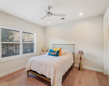 5209 Allen Street - Photo Thumbnail 3