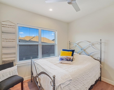 5209 Allen Street - Photo Thumbnail 8