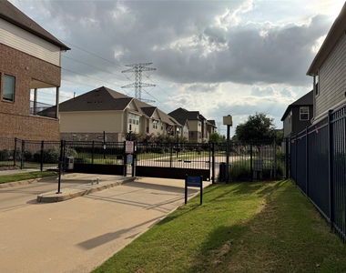 18225 Crystal Knoll Drive - Photo Thumbnail 9