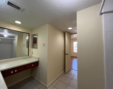 12400 Overbrook Lane - Photo Thumbnail 9