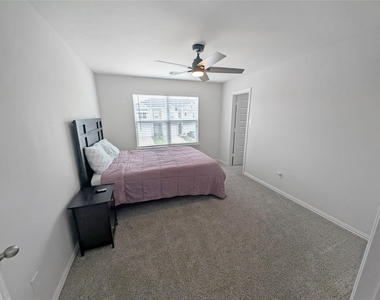 27939 Western Creek Court - Photo Thumbnail 17