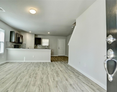 406 Noel - Photo Thumbnail 3